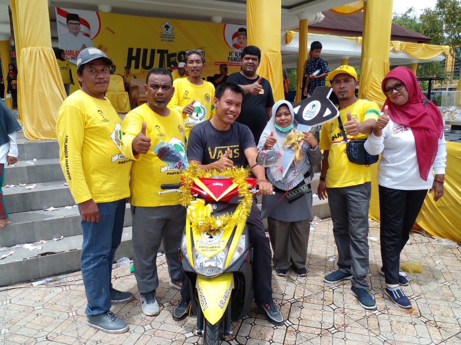 Salah seorang warga dapat hadia sepeda motor