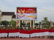 Pj Bupati Aceh Utara Bersama Pejabat Forkopimda dan Para ASN Setempat Berpose Dengan Bendera Merah Putih. (Foto: Ist/ Chairul Sya'ban/Lingkarkita.com)