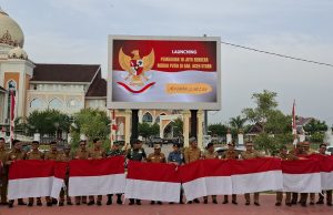 Pj Bupati Aceh Utara Bersama Pejabat Forkopimda dan Para ASN Setempat Berpose Dengan Bendera Merah Putih. (Foto: Ist/ Chairul Sya'ban/Lingkarkita.com)