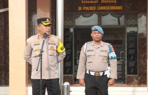 Wakapolres Lhokseumawe, Kompol Dedy Darwinsyah, Saat Memimpin Apel di Halaman Polres Lhokseumawe. (Foto: Chairul Sya'ban/Lingkarkita.com)