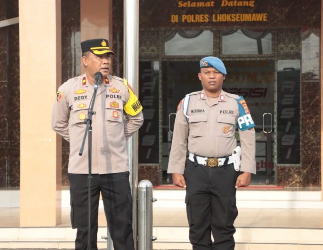 Wakapolres Lhokseumawe, Kompol Dedy Darwinsyah, Saat Memimpin Apel di Halaman Polres Lhokseumawe. (Foto: Chairul Sya'ban/Lingkarkita.com)