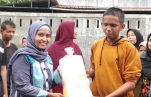 Warga menggelar aneka lomba memeriahkan Hut Kemerdekaan RI ini seperti lomba tarik tambang ibu ibu, mengukur kelapa bagi bapak bapak dan juga estafet ember air dan lomba lainnya bagi anak anak usia SD dan SLTP di gampong ini. (Dok: Lingkarkita.com)