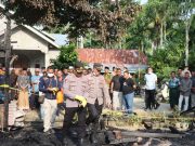 Kapolres Aceh Utara, AKBP Nanang Indra Bakti, didampingi Kapolsek Cot Girek, Iptu Nasruddin, saat melakukan olah TKP di lokasi kebakaran. (Foto: Ist/Lingkarkita.com)