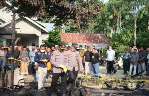 Kapolres Aceh Utara, AKBP Nanang Indra Bakti, didampingi Kapolsek Cot Girek, Iptu Nasruddin, saat melakukan olah TKP di lokasi kebakaran. (Foto: Ist/Lingkarkita.com)