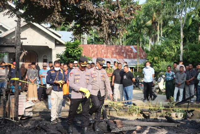 Kapolres Aceh Utara, AKBP Nanang Indra Bakti, didampingi Kapolsek Cot Girek, Iptu Nasruddin, saat melakukan olah TKP di lokasi kebakaran. (Foto: Ist/Lingkarkita.com) Kapolres Aceh Utara, AKBP Nanang Indra Bakti, didampingi Kapolsek Cot Girek, Iptu Nasruddin, saat melakukan olah TKP di lokasi kebakaran. (Foto: Ist/Lingkarkita.com)