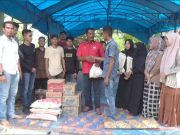 DPS Partai Aceh Kecamatan Cot Girek Bersama Muda Seudang Cot Girek Saat Menyerahkan Bantuan Kepada Korban Kebakaran. (Foto: Chairul Sya'ban/Lingkarkita.com)