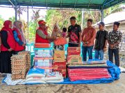 Pj Bupati Aceh Utara saat mengunjungi dan menyalurkan bantuan untuk Ajiwandi (33) korban kebakaran di Kampung Bantan, Kecamatan Cot Girek. (Foto: Chairul Sya'ban/Lingkarkita.com)