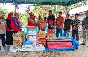 Pj Bupati Aceh Utara saat mengunjungi dan menyalurkan bantuan untuk Ajiwandi (33) korban kebakaran di Kampung Bantan, Kecamatan Cot Girek. (Foto: Chairul Sya'ban/Lingkarkita.com)