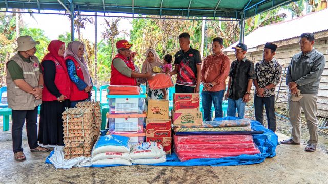 Pj Bupati Aceh Utara saat mengunjungi dan menyalurkan bantuan untuk Ajiwandi (33) korban kebakaran di Kampung Bantan, Kecamatan Cot Girek. (Foto: Chairul Sya'ban/Lingkarkita.com)
