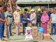 Akmal Daud, Penggiat Sosial Aceh, bersama Gemantara Ekbang Aceh Utara dan Ekcam Cot Girek menyalurkan bantuan donasi kepada korban kebakaran. (Foto : Chairul Sya'ban/Lingkarkita.com)