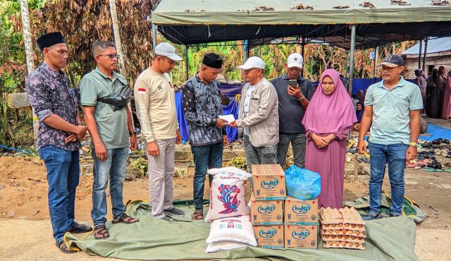 Akmal Daud, Penggiat Sosial Aceh, bersama Gemantara Ekbang Aceh Utara dan Ekcam Cot Girek menyalurkan bantuan donasi kepada korban kebakaran. (Foto : Chairul Sya'ban/Lingkarkita.com) Akmal Daud, Penggiat Sosial Aceh, bersama Gemantara Ekbang Aceh Utara dan Ekcam Cot Girek menyalurkan bantuan donasi kepada korban kebakaran. (Foto : Chairul Sya'ban/Lingkarkita.com)