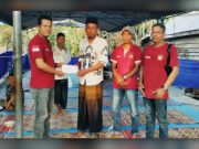 Pengurus Ekcam Gemantara Cot Girek Menyerahkan Bantuan Donasi Kepada Korban Kebakaran di Desa Bantan. (Dok: Ekcam Gemantara Cot Girek)