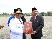 Penyerahan Penghargaan Satyalancana Karya Satya Oleh Pj Bupati Aceh Utara, Mahyuzar. (Foto: Ist/Lingkarkita.com)