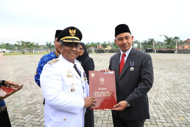 Penyerahan Penghargaan Satyalancana Karya Satya Oleh Pj Bupati Aceh Utara, Mahyuzar. (Foto: Ist/Lingkarkita.com)