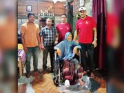 Ekbang Gemantara Aceh Utara dan Ekcam Gemantara Cot Girek Menyerahkan Satu Unit Kursi Roda Kepada Penderita Diabetes. (Foto: Ist/Lingkarkita.com)
