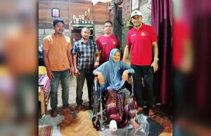 Ekbang Gemantara Aceh Utara dan Ekcam Gemantara Cot Girek Menyerahkan Satu Unit Kursi Roda Kepada Penderita Diabetes. (Foto: Ist/Lingkarkita.com)