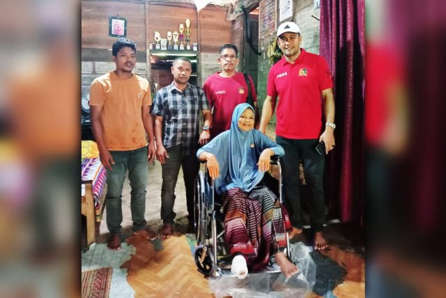 Ekbang Gemantara Aceh Utara dan Ekcam Gemantara Cot Girek Menyerahkan Satu Unit Kursi Roda Kepada Penderita Diabetes. (Foto: Ist/Lingkarkita.com)