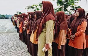 Semangat Para Pelajar Pada Barisan Upacara HUT Ke-79 RI di Lapangan Upacara Landing, Lhoksukon. (Foto: Chairul Sya'ban/Lingkarkita.com)