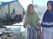 Samiah dan Ibunya Berusia 100 Tahun, Hanya Bisa Meratapi Kondisi Rumah Yang Sudah Rusak Akibat Gelombang Pasang. (Foto: Chairul Sya'ban/Lingkarkita.com)