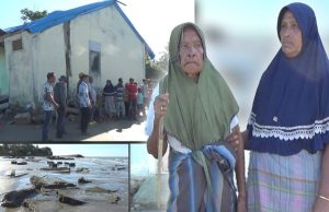 Samiah dan Ibunya Berusia 100 Tahun, Hanya Bisa Meratapi Kondisi Rumah Yang Sudah Rusak Akibat Gelombang Pasang. (Foto: Chairul Sya'ban/Lingkarkita.com)