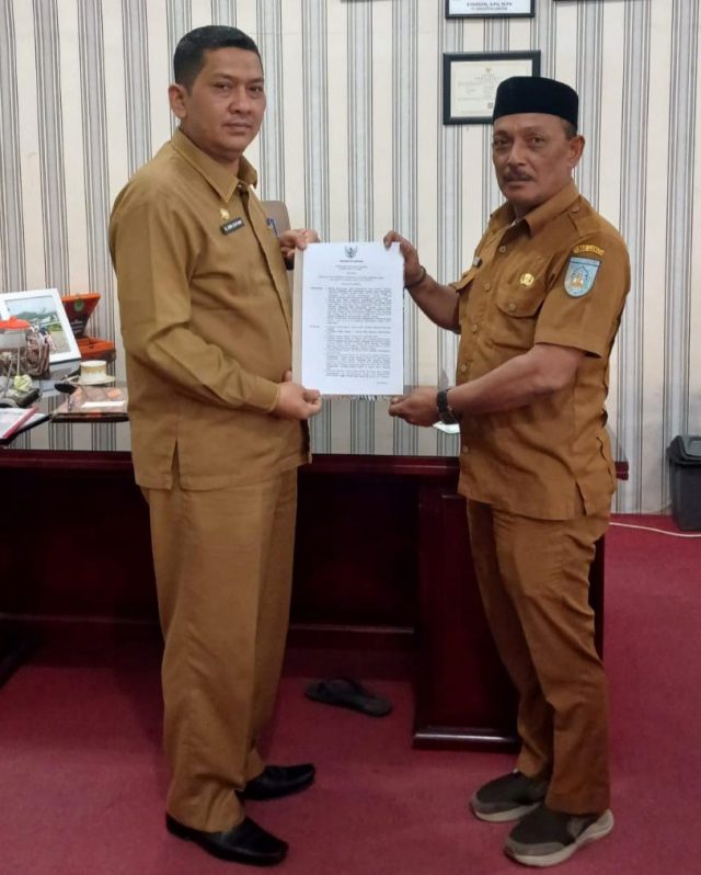 Penyerahan SK Perpanjangan Pj Geuchik