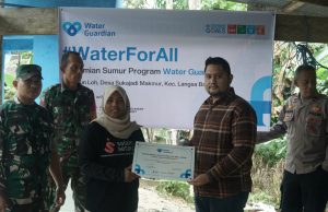 Penyerahan secara simbolos sumur air bersih