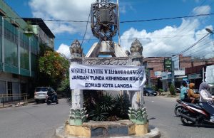 Spanduk desakan pelantikan wali kota langsa