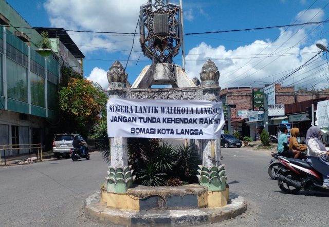 Spanduk desakan pelantikan wali kota langsa